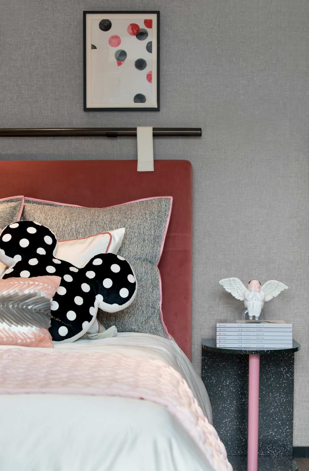 现代前卫风格室内家装案例效果图-卧室床头柜